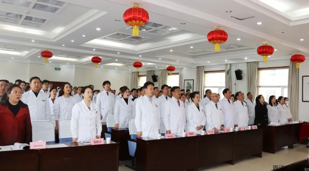 党员大会合影唱国歌.jpg