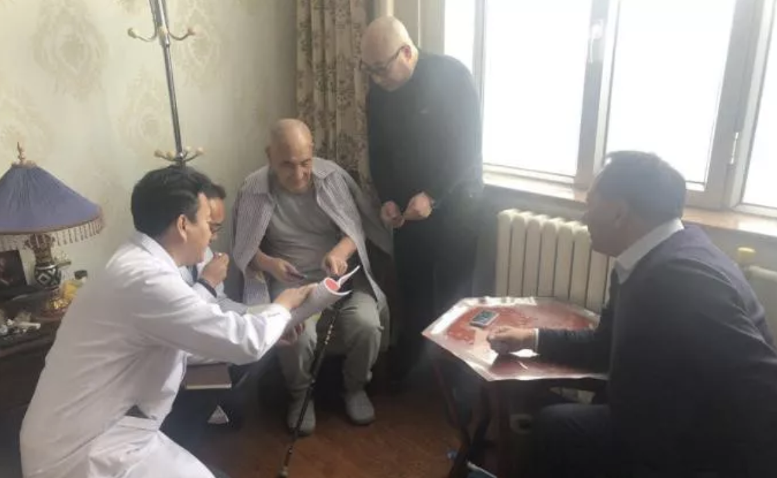 青海省藏医院组织人员加班加点赶制防瘟药囊(图1)